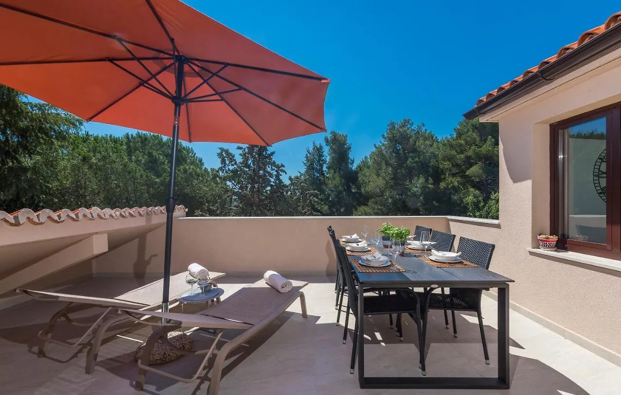 Just Renovated Stylish 2 Bedrooms Apartment Only A Few Steps From The Beach! Novigrad Istria